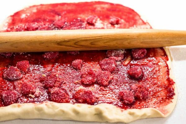 Rotoli di marmellata di lamponi arrotolano l'impasto