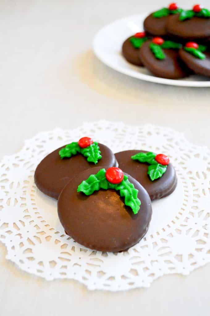 Zecche finte fatte con biscotti Ritz. Solo 5 ingredienti per biscotti con ghirlanda natalizia alla menta e cioccolato!
