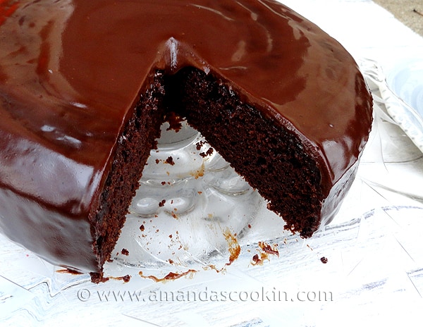 Pastel de chocolate oscuro profundo