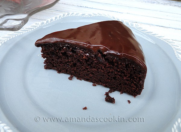 Pastel de chocolate oscuro profundo