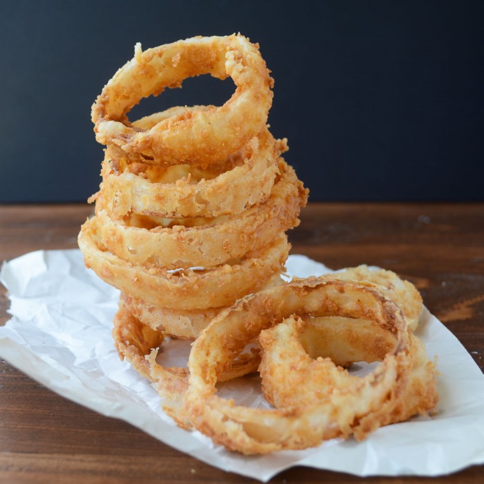 Anelli di cipolla Walla Walla dolci con salsa al basilico e latticello