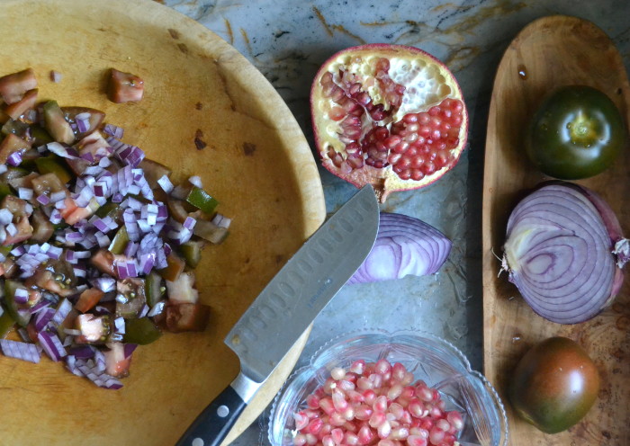 Preparazione di insalata di pomodoro e melograno