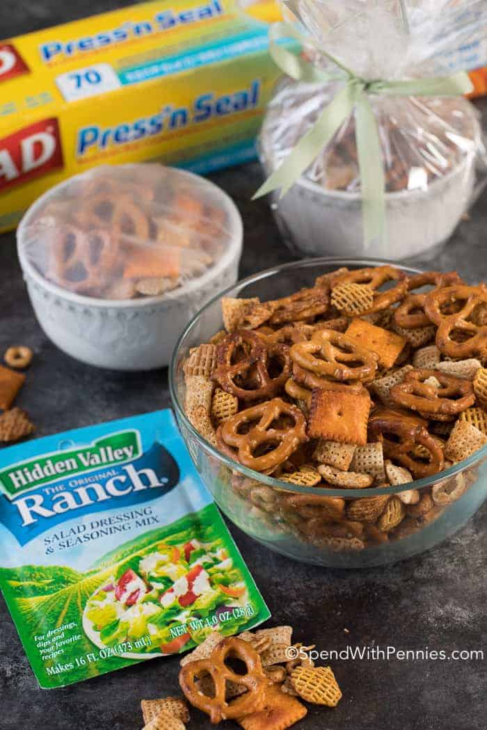 ¡Esta mezcla fácil de Ranch Party es tan sorprendentemente diferente, deliciosa y picante que será lo primero que se vaya en su próxima fiesta!