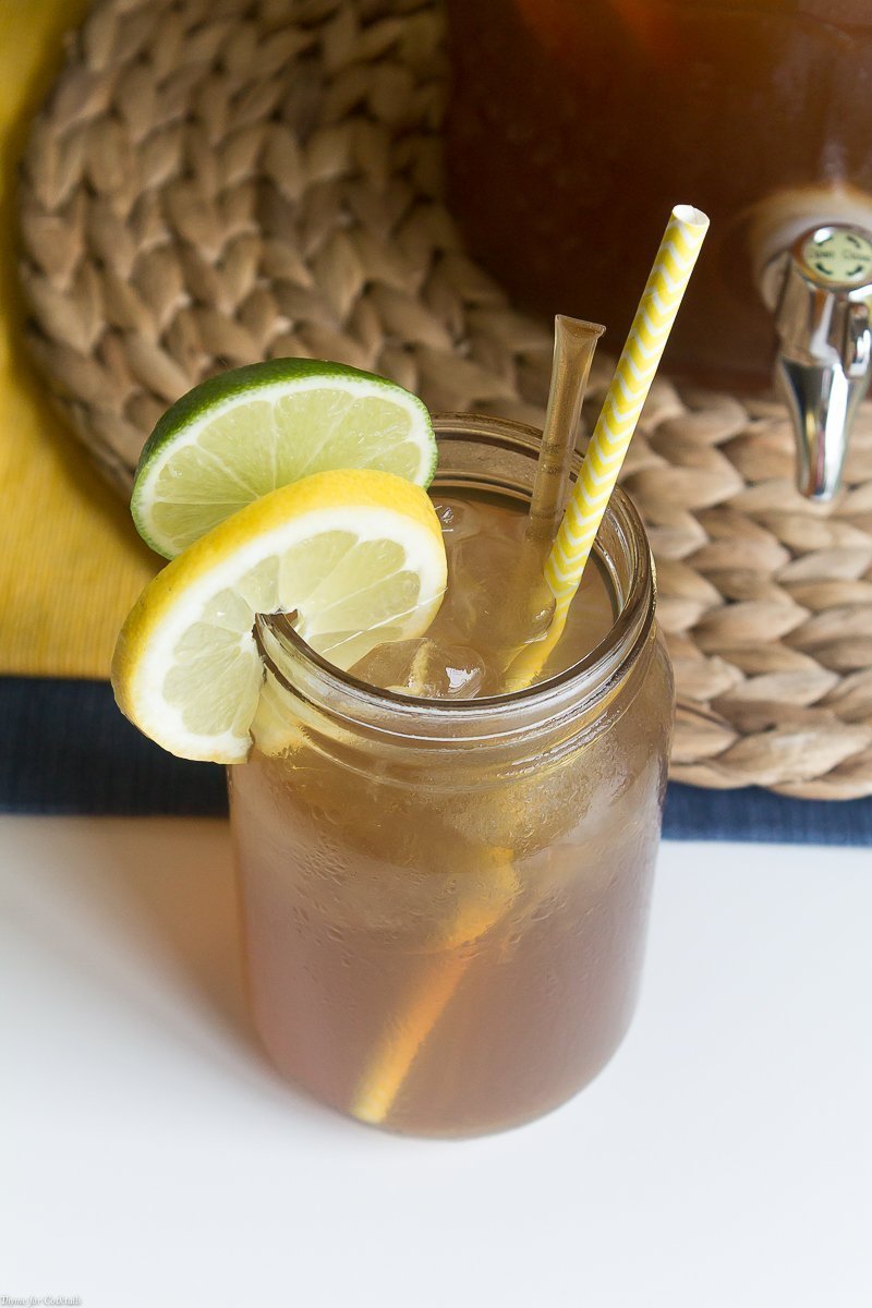 Questa ricetta per soli adulti con un dolce pugno di tè con note di zucchero di canna, bourbon e agrumi sarà sicuramente la stella del tuo prossimo pranzo.