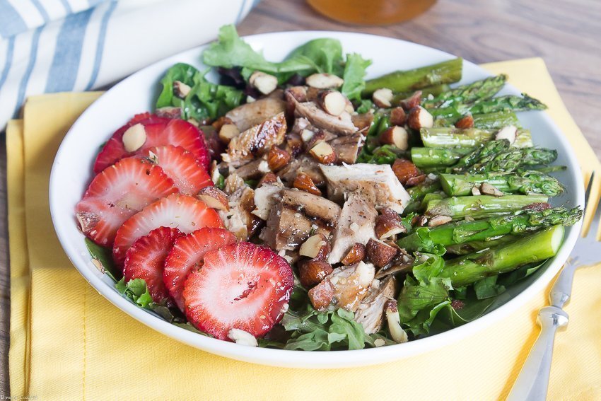 Vai oltre il bicchiere e goditi questa insalata di pollo alla griglia con tè dolce fatta con prodotti di stagione e una vinaigrette al tè dolce che funge anche da marinata.