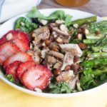 Vai oltre il bicchiere e goditi questa insalata di pollo alla griglia con tè dolce fatta con prodotti di stagione e una vinaigrette al tè dolce che funge anche da marinata.