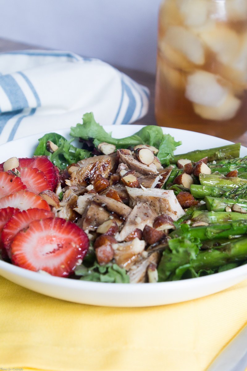 Vai oltre il bicchiere e goditi questa insalata di pollo alla griglia con tè dolce fatta con prodotti di stagione e una vinaigrette al tè dolce che funge anche da marinata.