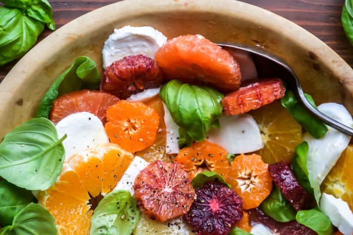 insalata di agrumi, mozzarella e basilico con vinaigrette al miele