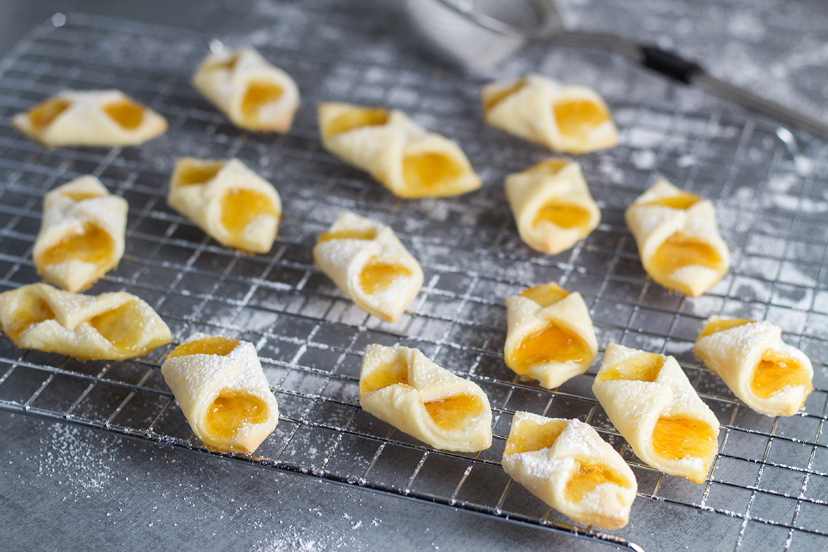 Questi biscotti polacchi con crema di formaggio (Kolaczki o Kolacky) saranno i migliori che tu abbia mai mangiato! | cocinartheglobe.com