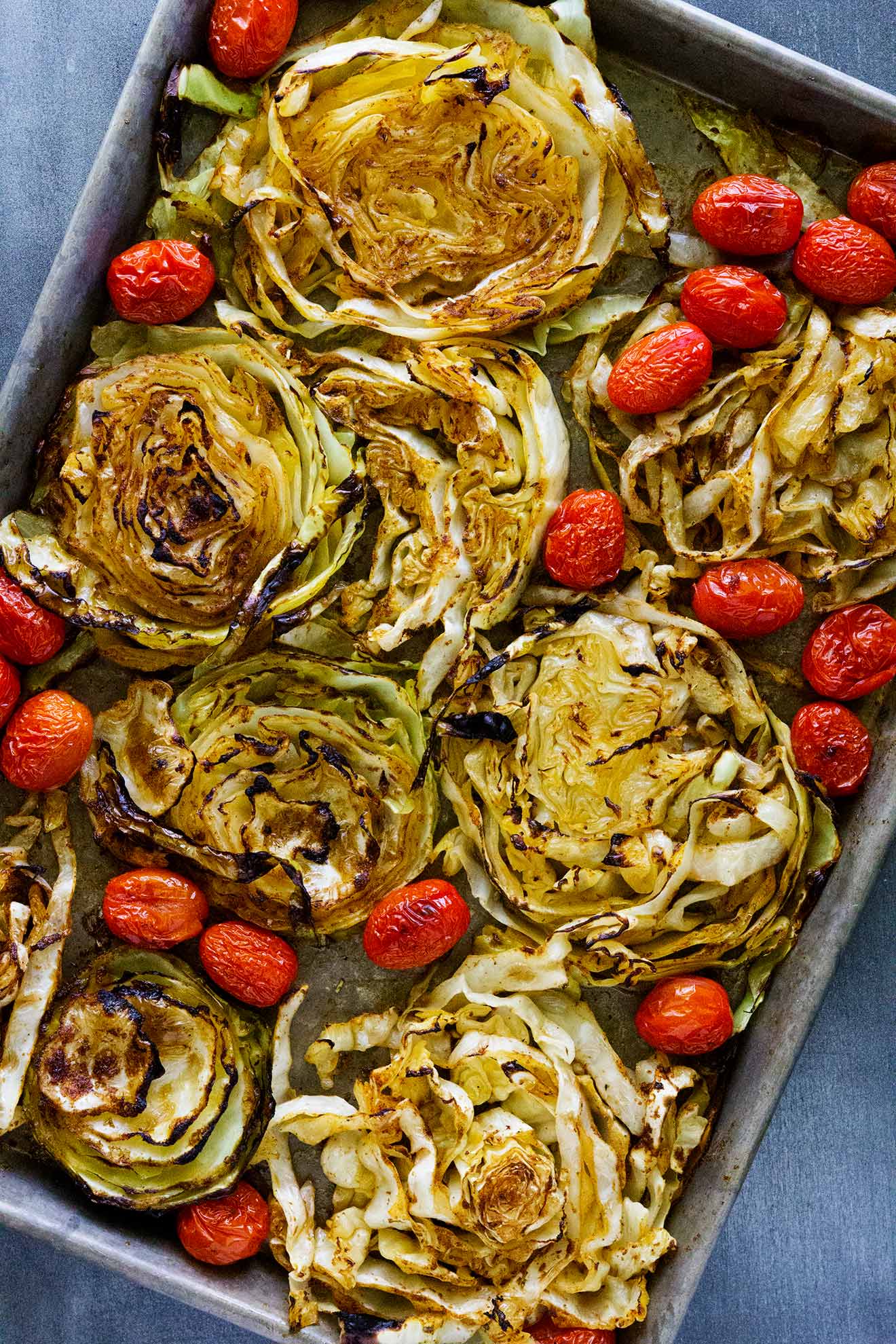 Porta il cavolo al livello successivo con cavolo e pomodori arrostiti. Aromatizzato perfettamente e arrosto, il cavolo soddisferà sicuramente le voglie di verdure.
