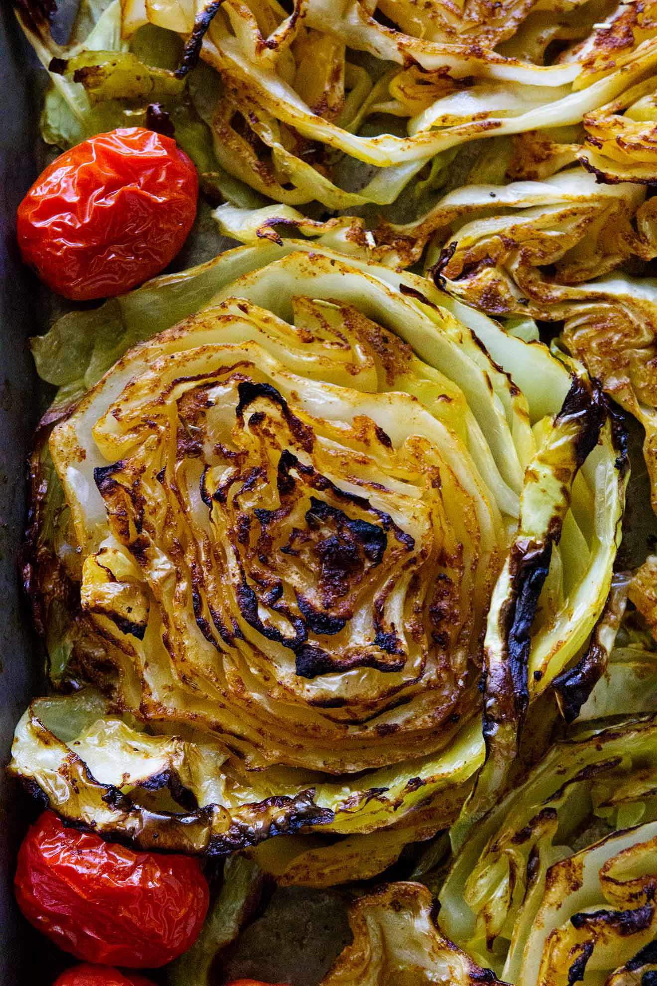 Porta il cavolo al livello successivo con cavolo e pomodori arrostiti. Aromatizzato perfettamente e arrosto, il cavolo soddisferà sicuramente le voglie di verdure.