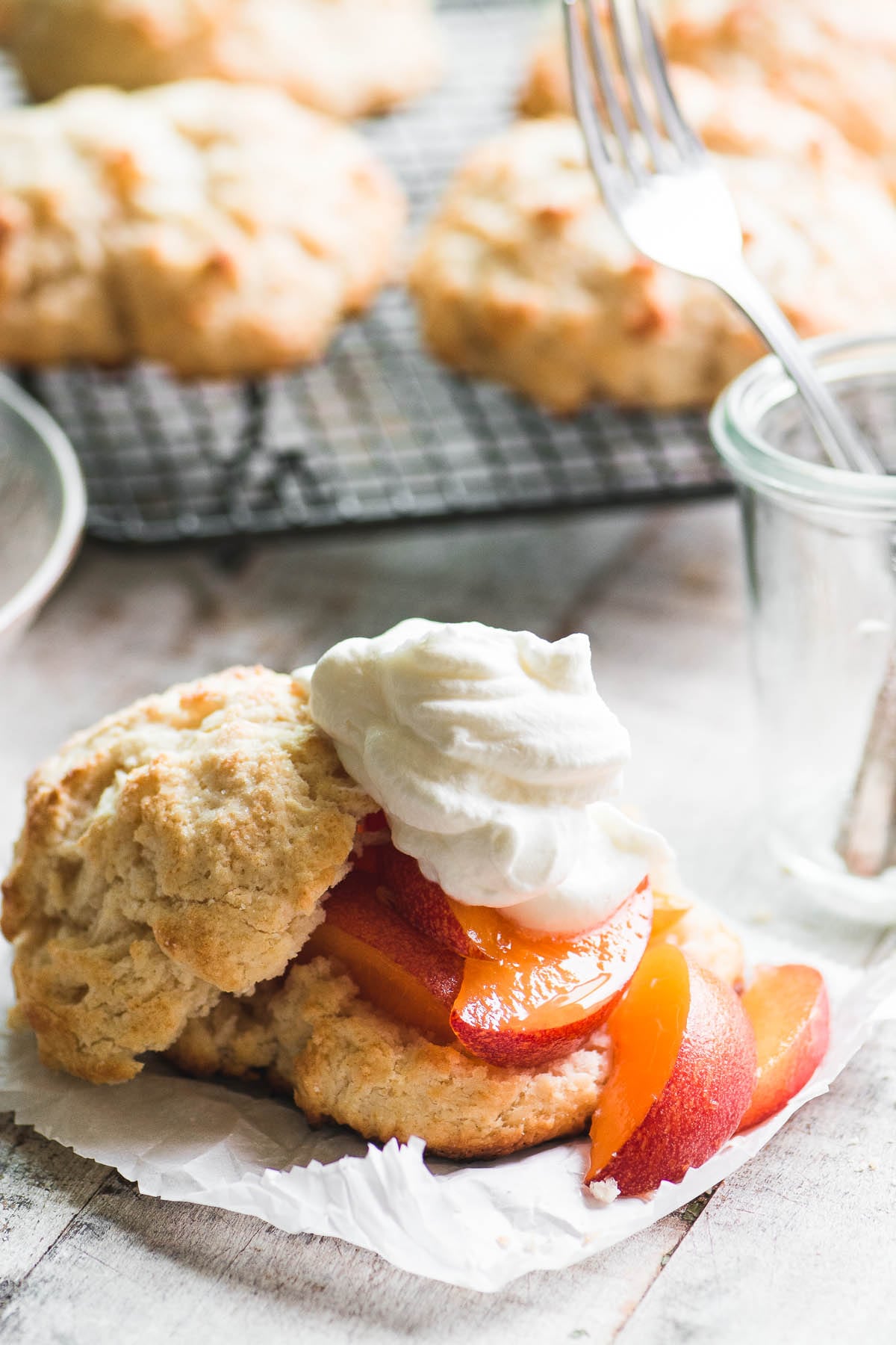 Torta di pesche fresche con panna montata