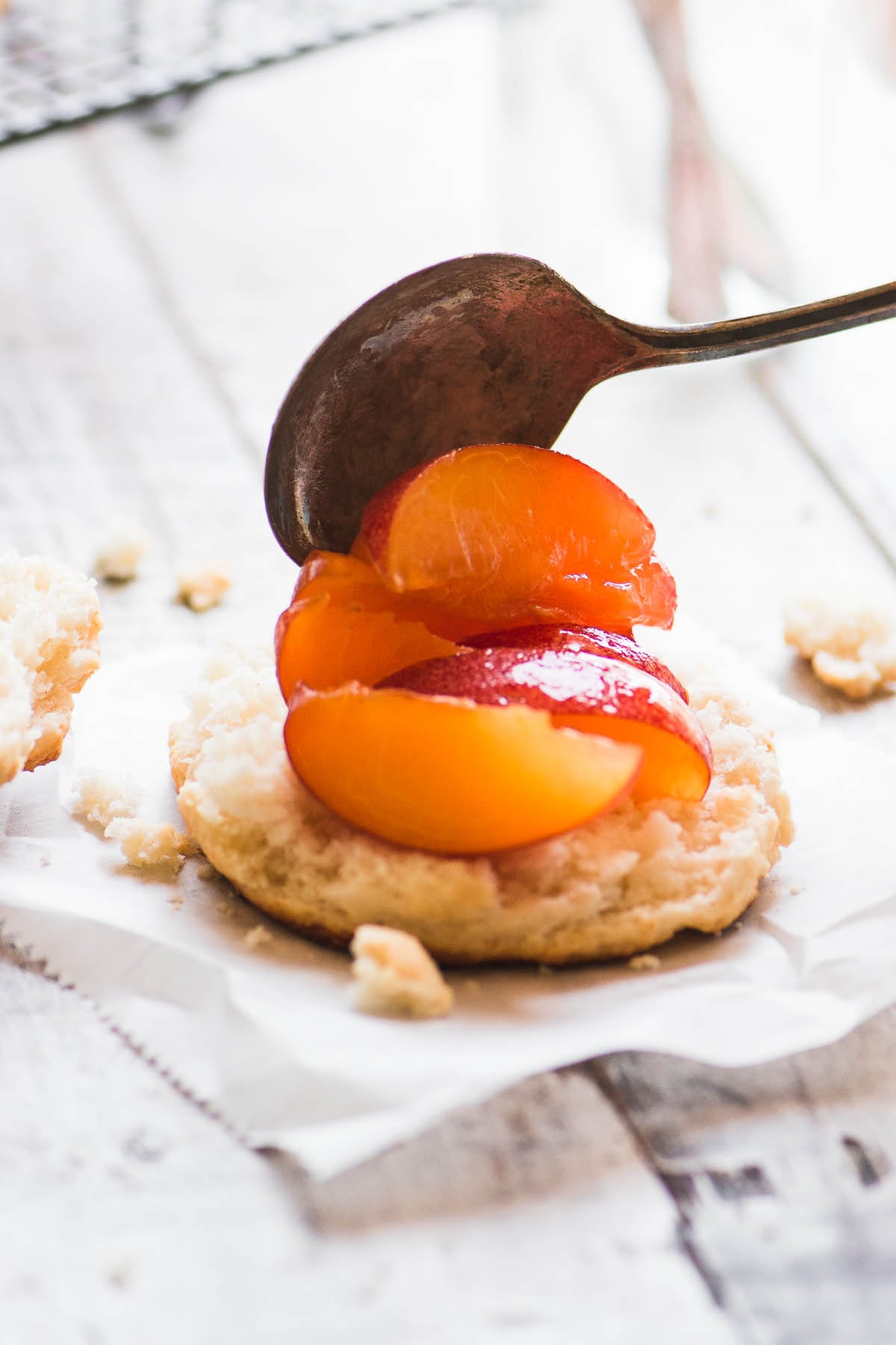 pesche cucchiaio sopra i biscotti di torta di pesche fresche