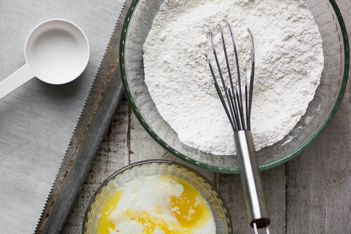 Preparare una pasta per biscotti con torta di pesche fresca
