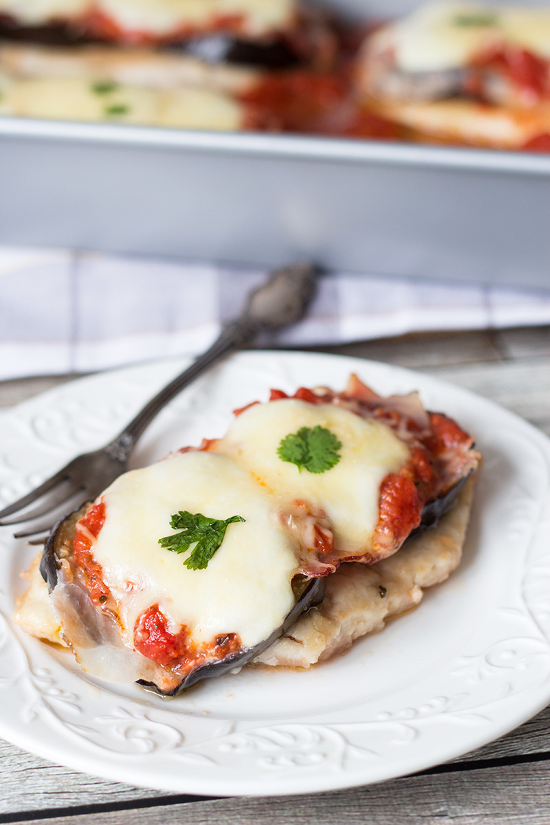 Questo pollo sorrentino comprende melanzane, prosciutto, mozzarella, parmigiano e salsa marinara. Come va per una combinazione? | cocinartheglobe.com