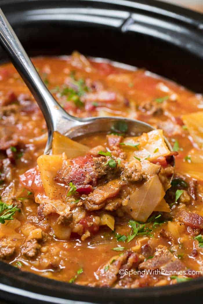 Sopa de col de cocción lenta El repollo, la cebolla, la carne de res y el tocino se prepararon tiernamente en un rico caldo de carne de res y tomate, lentamente a fuego lento en su olla todo el día. ¡Esto crea una sopa nutritiva y sabrosa que calentará tu vientre desde adentro hacia afuera!