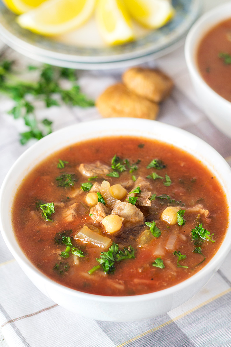 La zuppa Harira viene dal Marocco e combina carne di manzo, ceci, molti pomodori, alcune erbe e, naturalmente, spezie. | cocinartheglobe.com