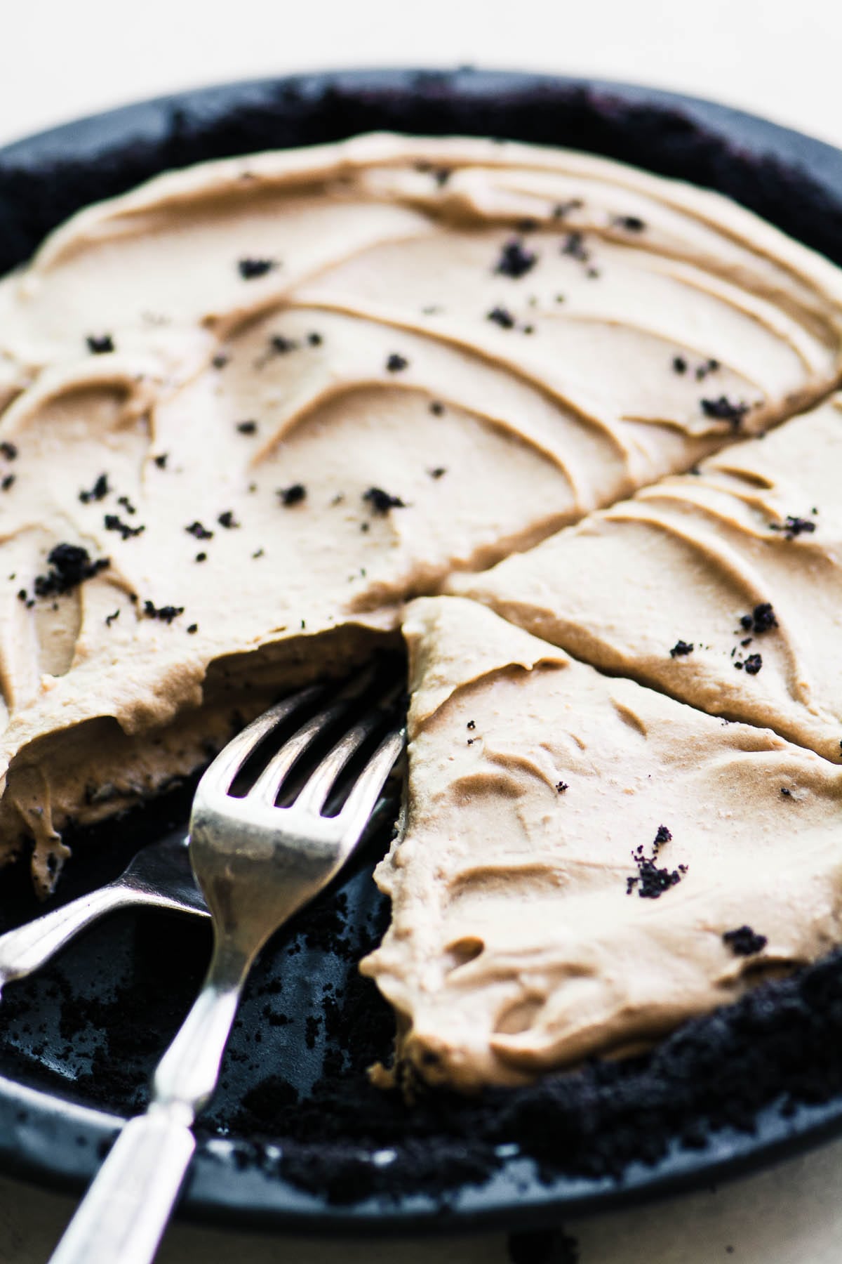 Torta gelato freddo con forchette