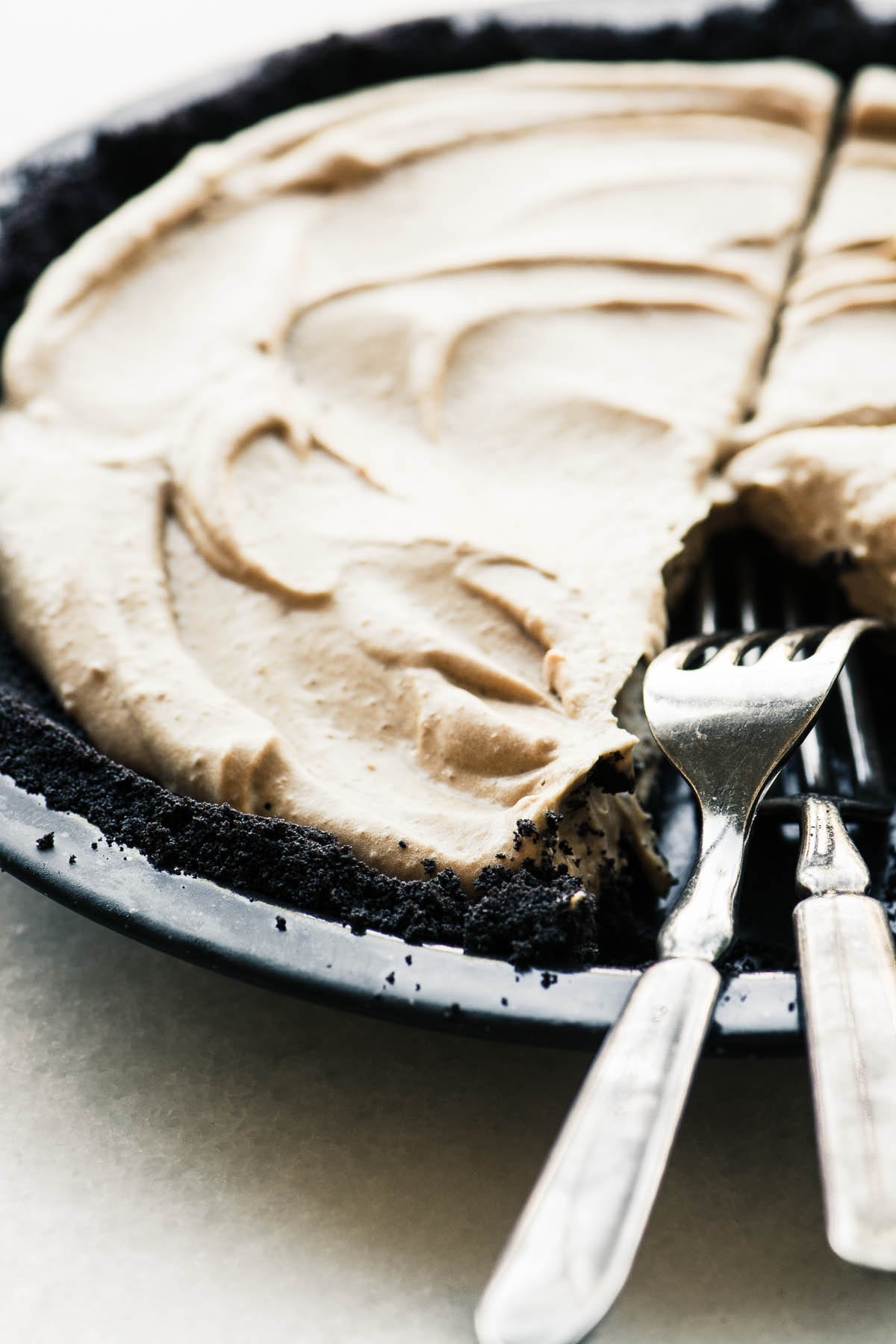 una crostata di birra ghiacciata con una briciola di cioccolato
