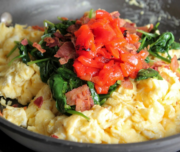 Uova verdi e prosciutto strapazzato alla mediterranea