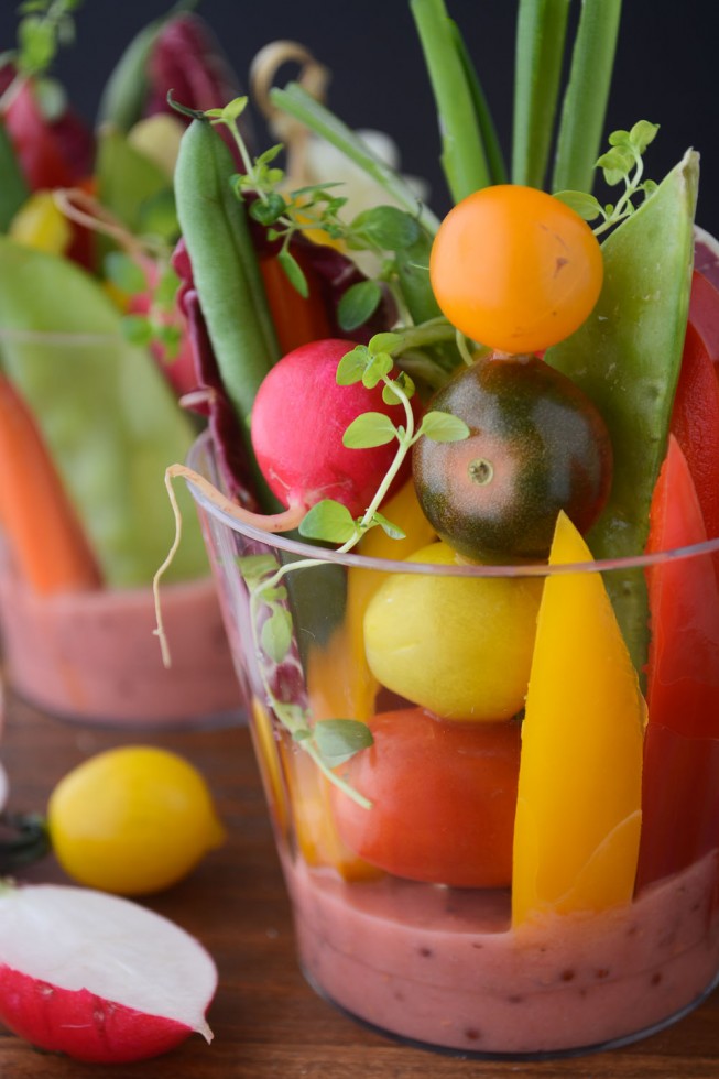 un modo semplice per servire l'insalata alla folla: coppette individuali con vinaigrette al rabarbaro