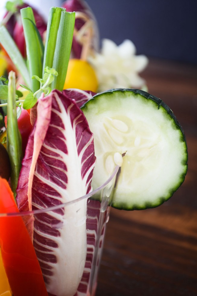 tazze di insalata di dito sano colorato