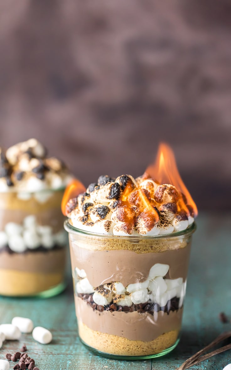 Ricetta di semifreddo per la colazione S'mores con marshmallow fiammeggianti arrosto in cima