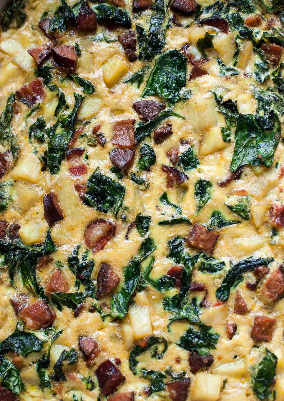 Casseruola Colazione Con Pancetta, Salsiccia, Patate Dolci E Cavolo | acalculatedwhisk.com