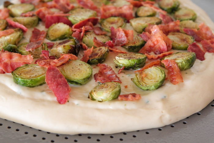 Pizza-16 del rosmarino parmigiano cavoletti di Bruxelles e pancetta