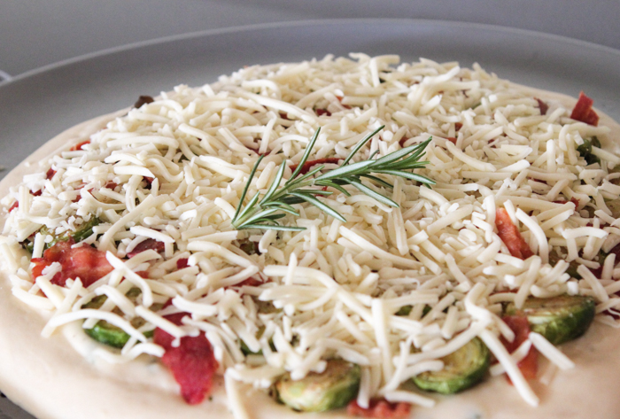 Pizza al rosmarino con parmigiano e cavoletti di Bruxelles Pizza-19