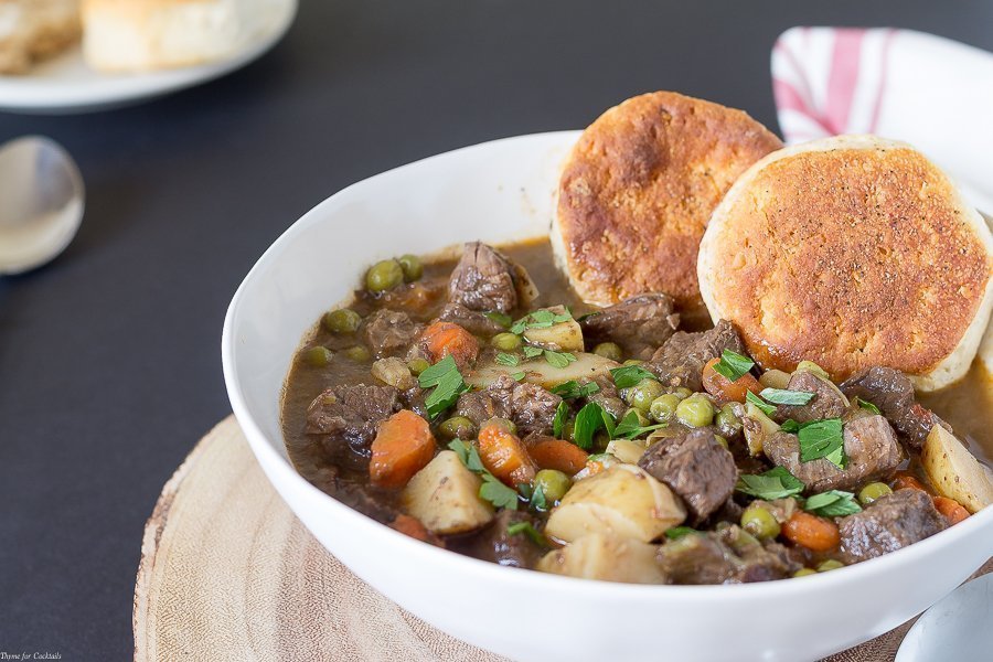 È divertente aggiungere un ingrediente semplice a una ricetta classica che prende una nuova svolta! Questa ricetta dello stufato di manzo con chipotle a cottura lenta ha un tocco del sud-ovest.