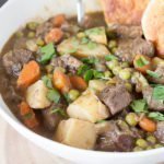È divertente aggiungere un ingrediente semplice a una ricetta classica che prende una nuova svolta! Questa ricetta dello stufato di manzo con chipotle a cottura lenta ha un tocco del sud-ovest.