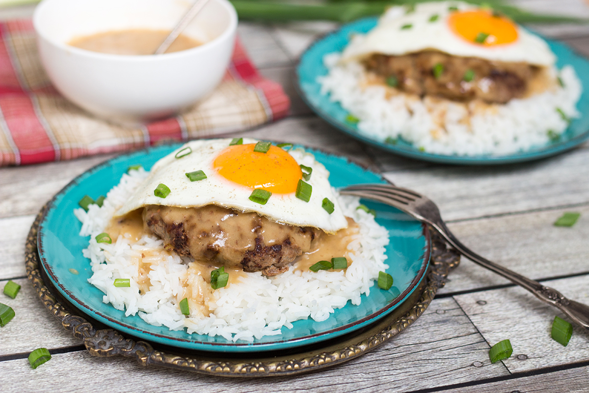 Loco Moco è un popolare piatto hawaiano composto da riso con un hamburger, uovo fritto e annegato in una deliziosa salsa marrone!