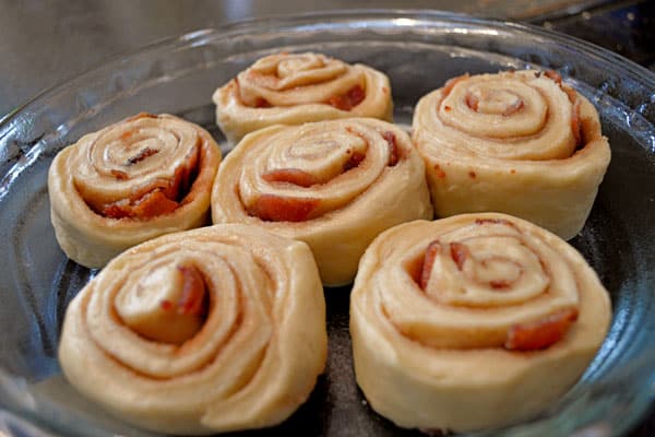 Pancetta alla cannella I panini alla cannella portano la combinazione dolce e salata a nuove altezze! I classici rotoli di cannella sono ripieni di pancetta e conditi con una glassa di acero ... e ancora pancetta!