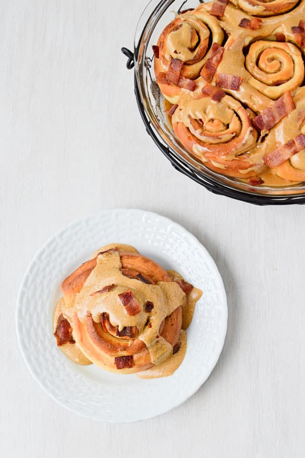 Pancetta alla cannella I panini alla cannella portano la combinazione dolce e salata a nuove altezze! I classici rotoli di cannella sono ripieni di pancetta e conditi con una glassa di acero ... e ancora pancetta!