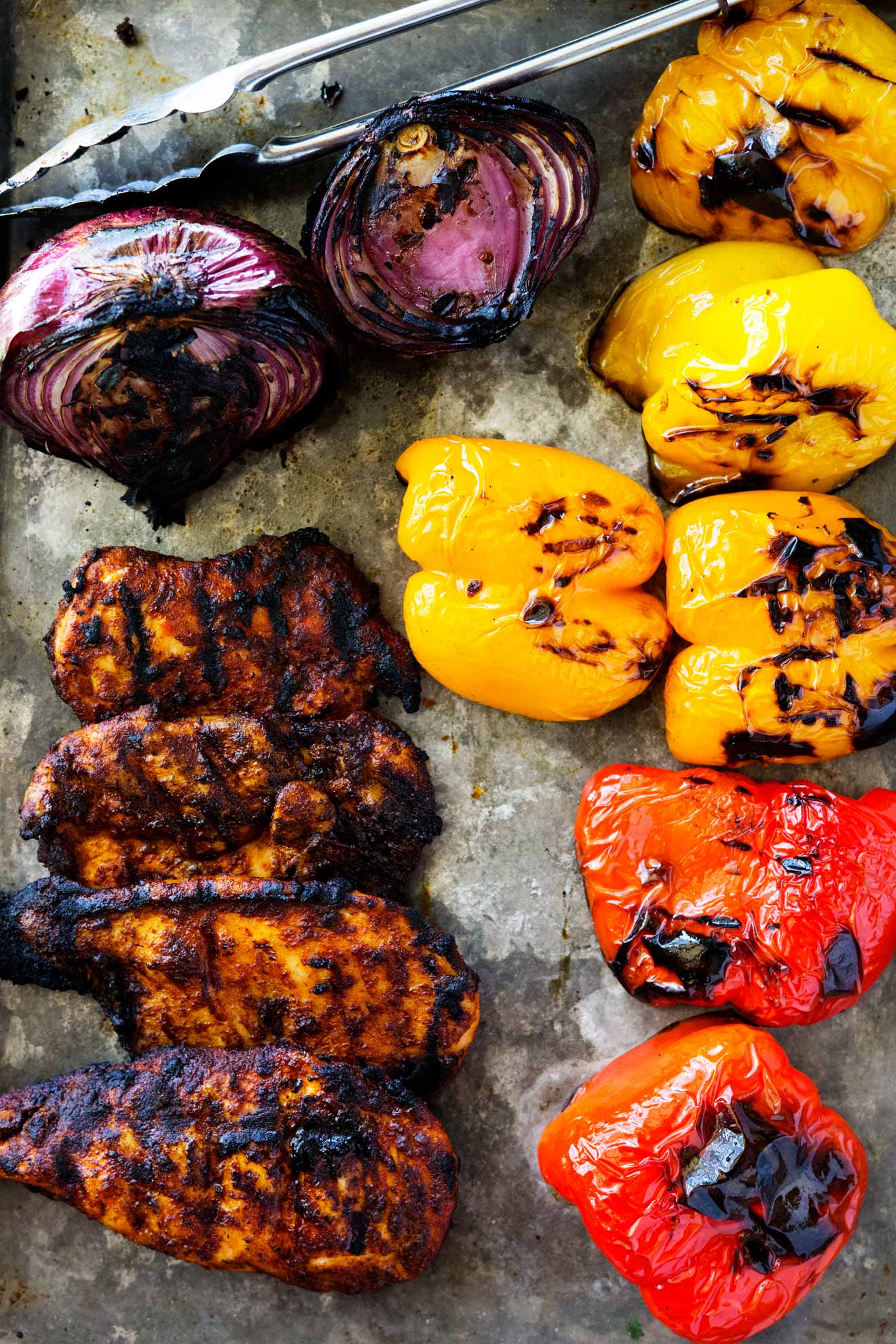 Queste fajitas di pollo alla griglia di 20 minuti con salsa al lime jalapeño sono piene di sapore. Condimento di fajitas fatte in casa, peperoni e pollo, tutti arrostiti alla perfezione e conditi con una salsa di limone jalapeño facile. 