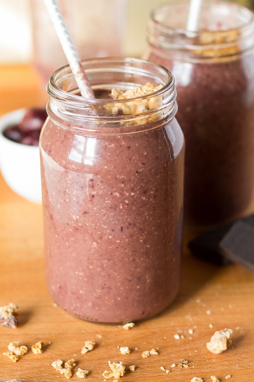 Questa ricetta di frullato di farina d'avena e ciliegia al cioccolato senza latte è piena di bontà, ma ha un sapore così tollerante che ti senti come se fossi in un mini-vacanza.