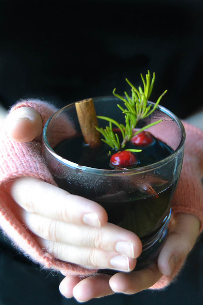 La bevanda perfetta per la festa autunnale, un bicchiere fumante di vino speziato