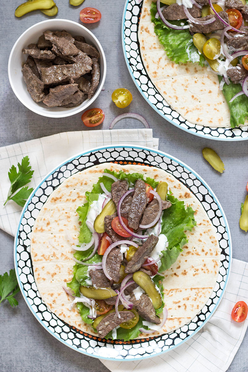Questo Shawarma di manzo libanese ha tutto ciò di cui hai bisogno: carne tenera, verdure e la straordinaria salsa tahini. Tutta questa bontà avvolta nel pane pita. Perfezione!