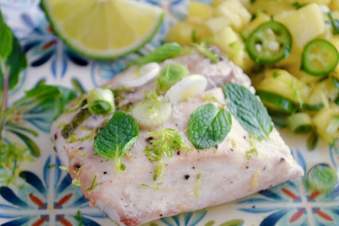 un favoloso mahi mahi mojito tropicale con salsa all'ananas