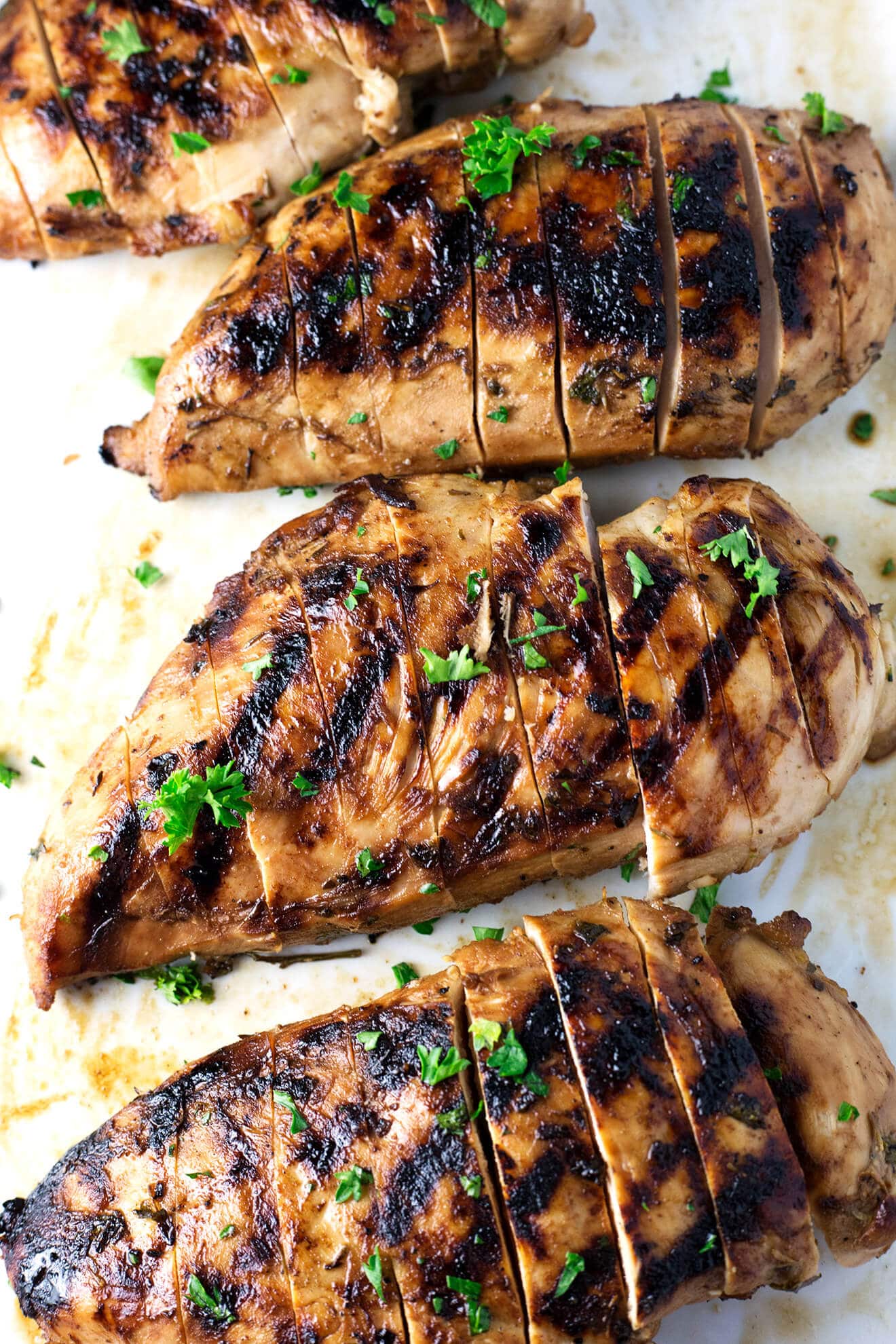 Il petto di pollo alla griglia migliore e più succoso | Questo è il miglior petto di pollo alla griglia che tu abbia mai avuto in vita tua. La marinatura super facile mantiene il pollo così incredibilmente succoso che diventerà la prossima leggenda del petto di pollo alla griglia. | sodamndelish.com