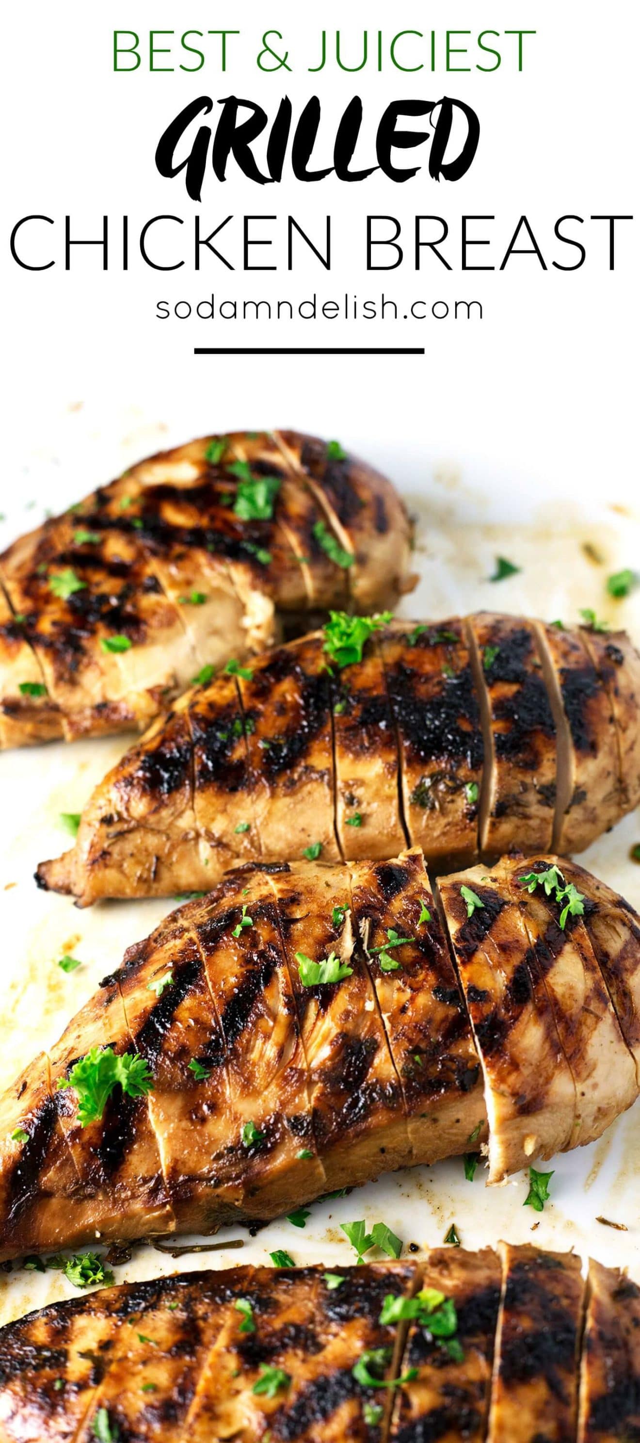 Il petto di pollo alla griglia migliore e più succoso | Questo è il miglior petto di pollo alla griglia che tu abbia mai avuto in vita tua. La marinatura super facile mantiene il pollo così incredibilmente succoso che diventerà la prossima leggenda del petto di pollo alla griglia. | sodamndelish.com