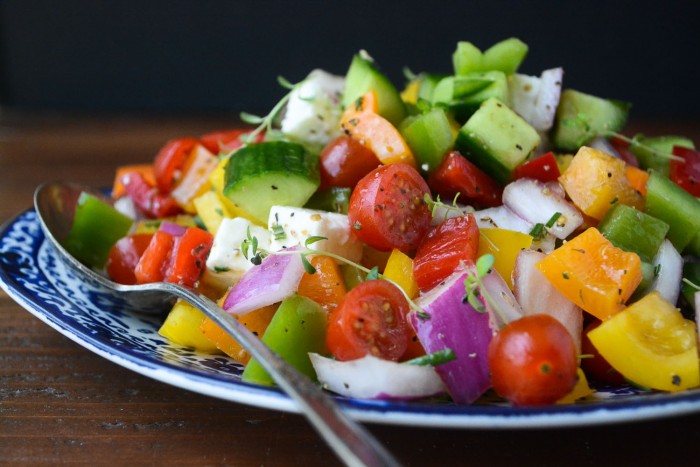 L'insalata tritata israeliana è un ottimo esempio di cucina mediterranea sana e vivace.
