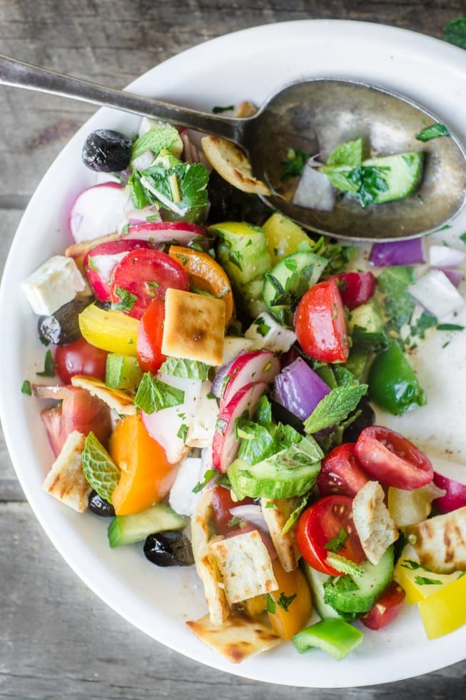 La sana e colorata insalata Fattoush è un capolavoro mediorientale di verdure fresche e pita tostata, in una forte salsa al limone.