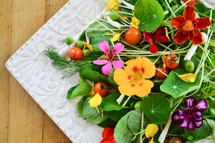 insalata di fiori commestibili