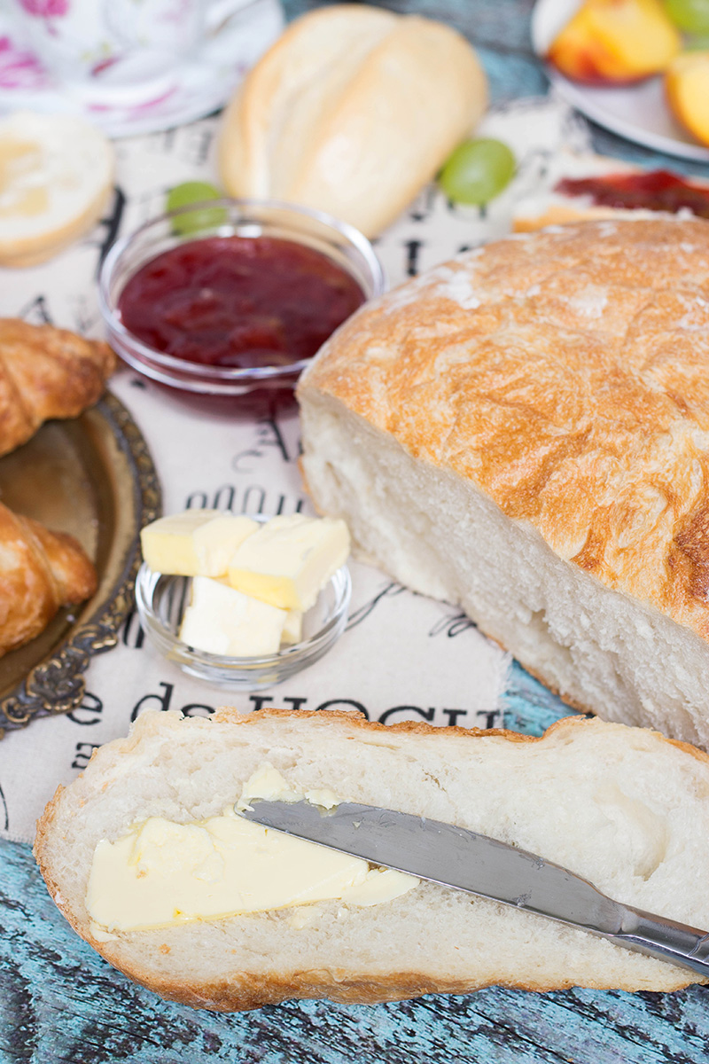 Uno sguardo alla famosa colazione francese, che include una selezione di pane e condimenti, cornetti, Pain au chocolat e altre prelibatezze! | cocinartheglobe.com