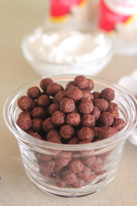 Parfait allo yogurt con torta al burro di arachidi al cioccolato