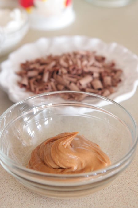 Parfait allo yogurt con torta al burro di arachidi al cioccolato