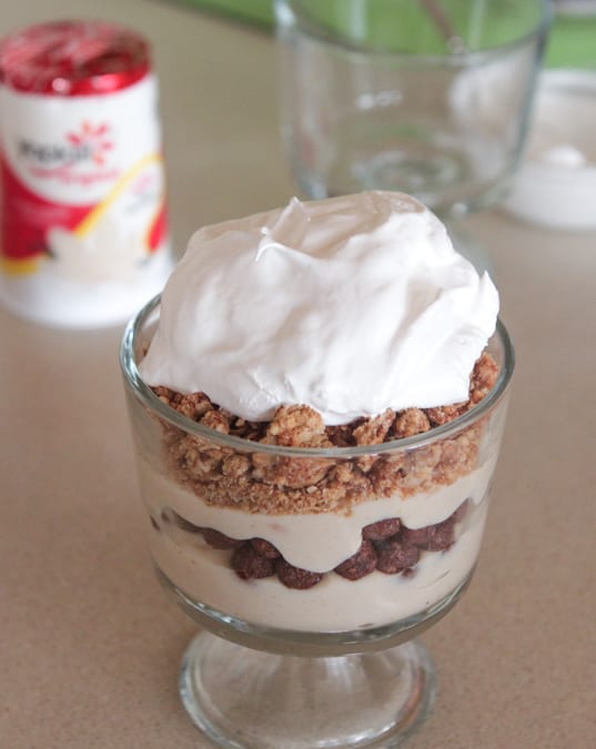 Parfait allo yogurt con torta al burro di arachidi al cioccolato
