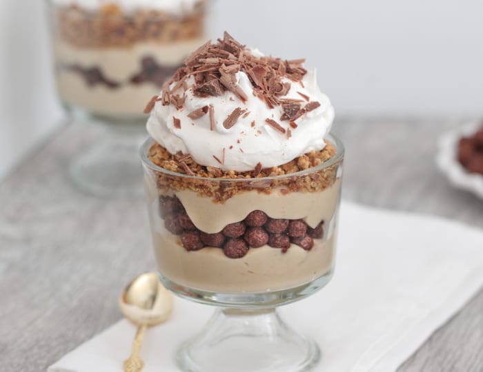 Parfait allo yogurt con torta al burro di arachidi al cioccolato